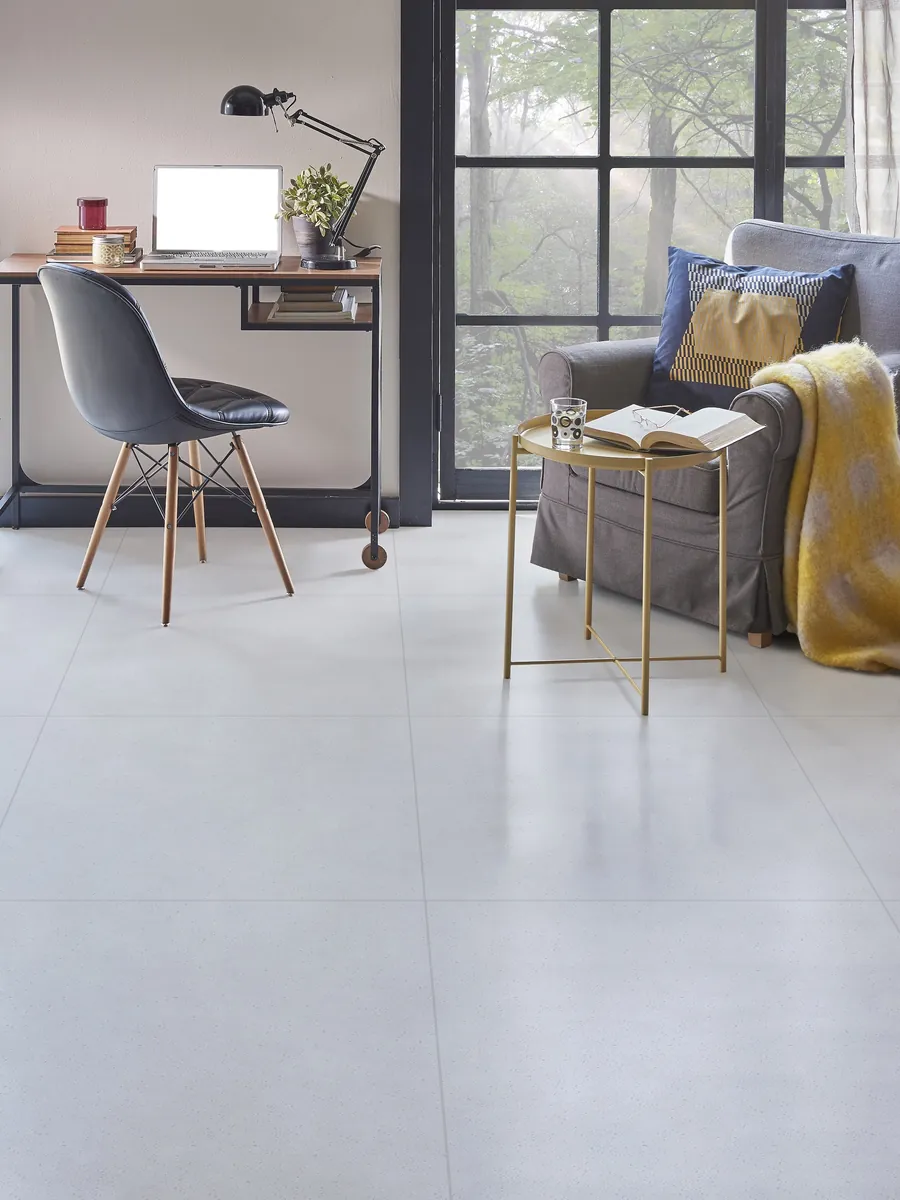 Ambiente com o Porcelanato Pepper 84x84 Acetinado aplicado no piso (imagem do fabricante)